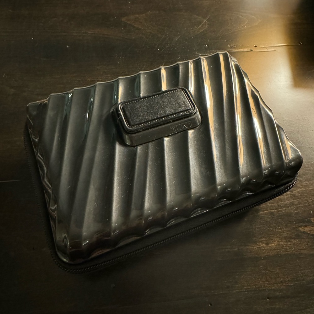 NEW TUMI Hard Shell Travel Case Makeup Bag Delta First Class Black Toiletry 6.5”